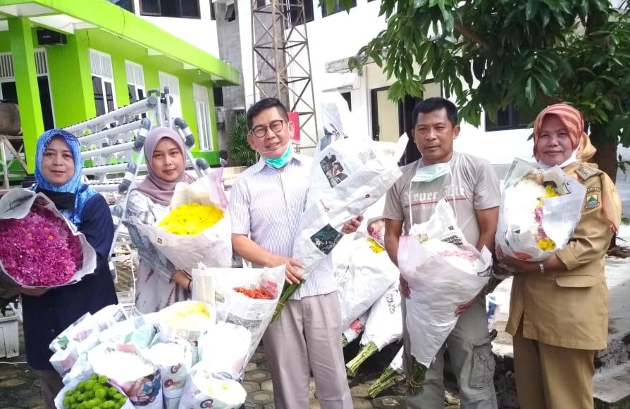  Untuk tingkatkan penjualan bunga potong, Distan Cianjur bekerja sama dengan petani dan pelaku usaha krisan, Linkers, dan TNI.