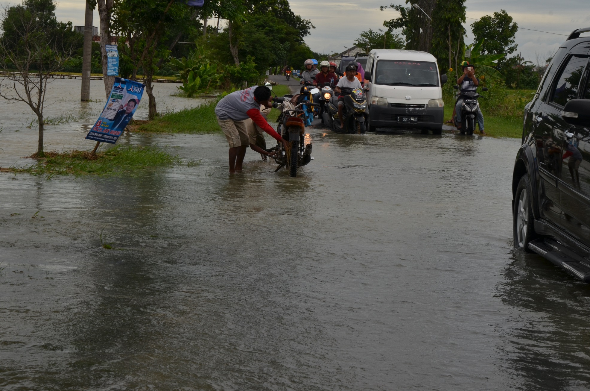 Luapan sungai Bengawan Jero menutup jalan penghubung antar desa