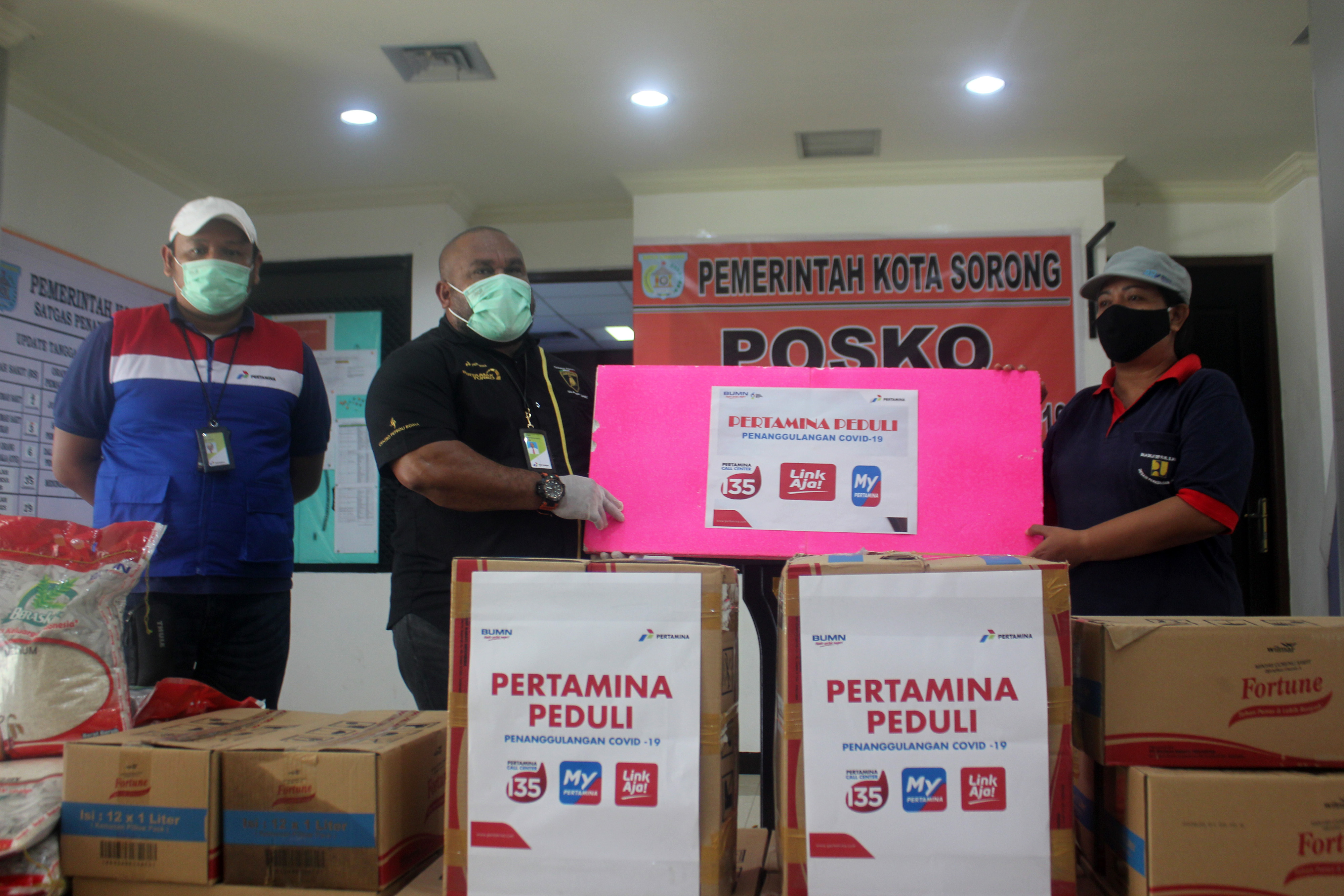 Pertamina RU VII Kasim menyerahkan bantuan Posko Satgas Kota Sorong, Papua Barat, Sabtu (18/4). 