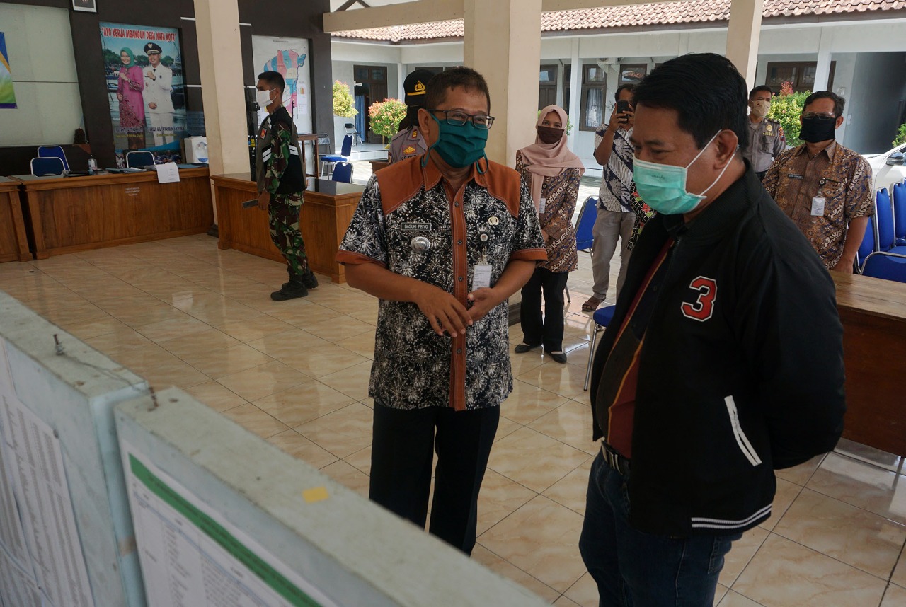 Anggota DPR Sunarna mengunjungi Kecamatan Kesugihan, Cilacap, Jawa Tengah pada Rabu (22/4).