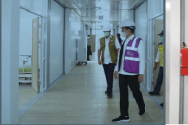 Presiden Joko Widodo meninjau Rumah Sakit Darurat Penanganan covid-19 di Pulau Galang, Batam, Kepulauan Riau, kemarin