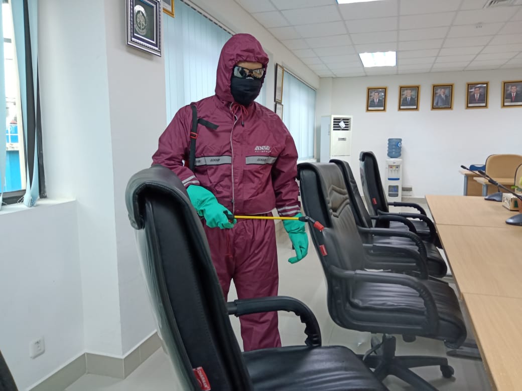 Penyemprotan disinfektan di lingkungan kerja PT Semen Baturaja 