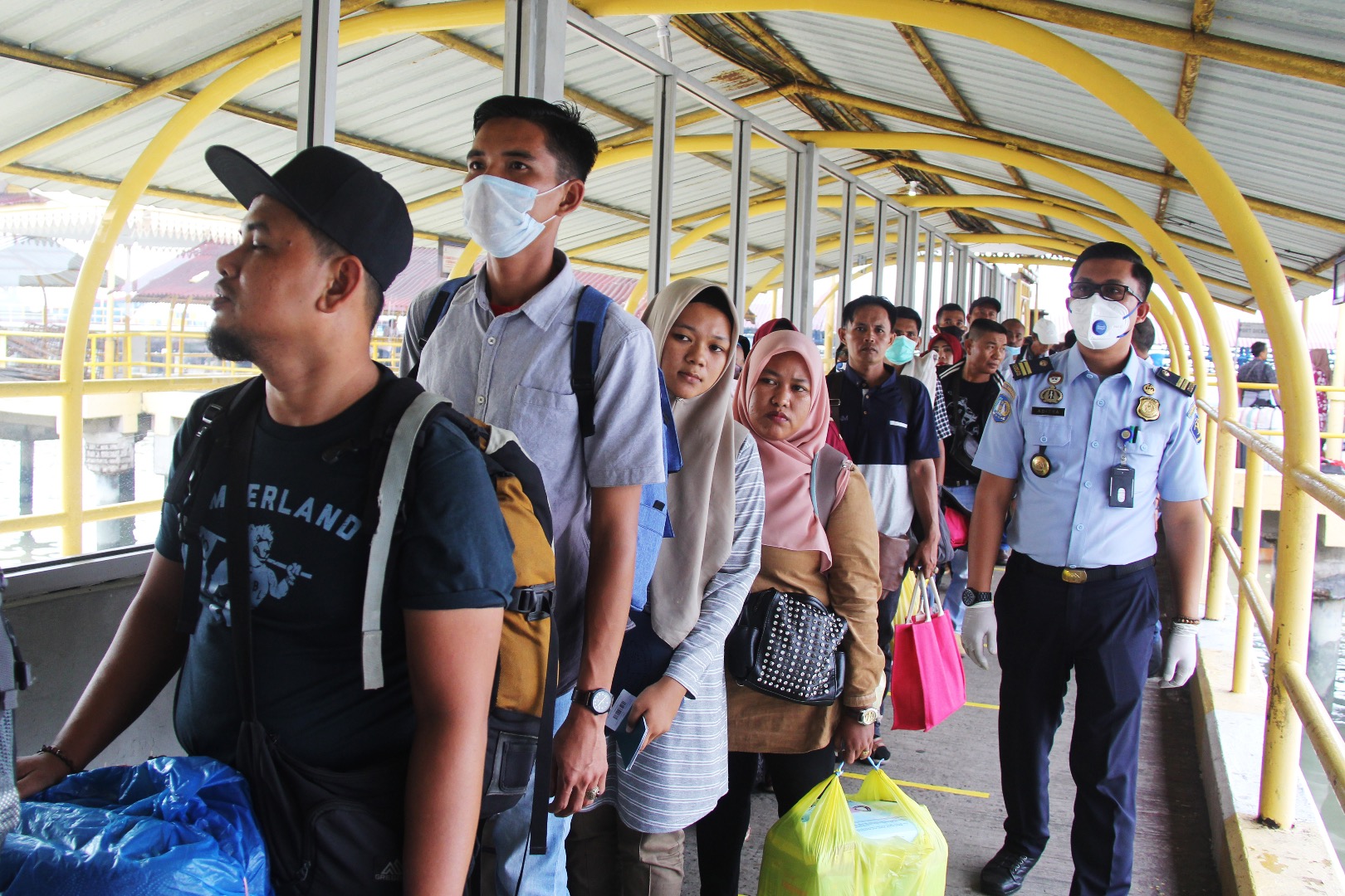 Sejumlah penumpang kapal dari Port Dickson, Malaysia, yang didominasi WNI tiba di Pelabuhan Dumai, Riau.
