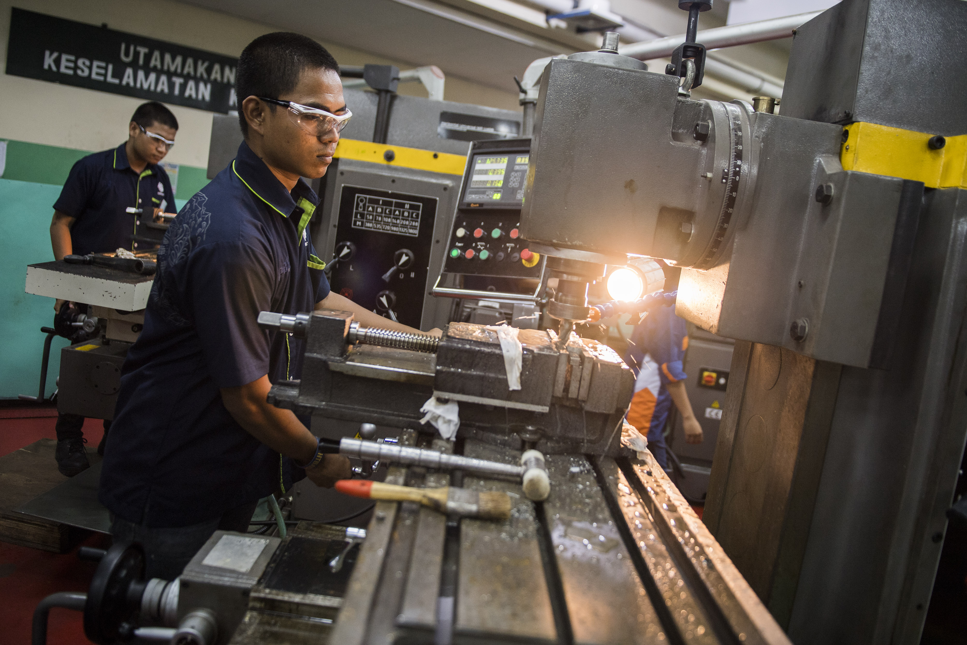 Peserta pelatihan kerja mengoperasikan mesin berbasis manufaktur di Balai Latihan Kerja (BLK) di Bandung, Jawa Barat, Rabu (11/03)
