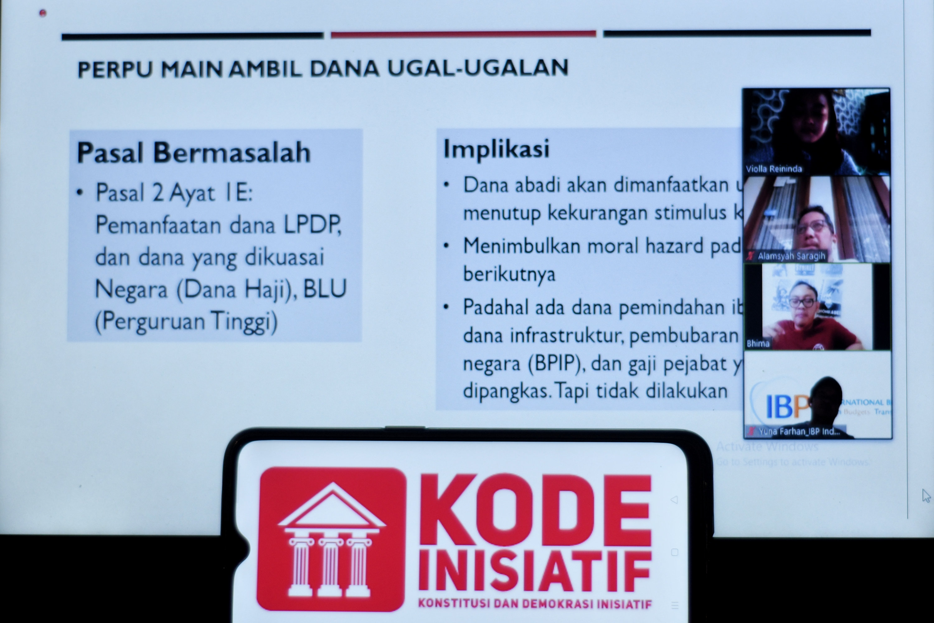 Potret diskusi online melalui aplikasi zoom yang bertema Konstitusionalitas Perppu Corona.