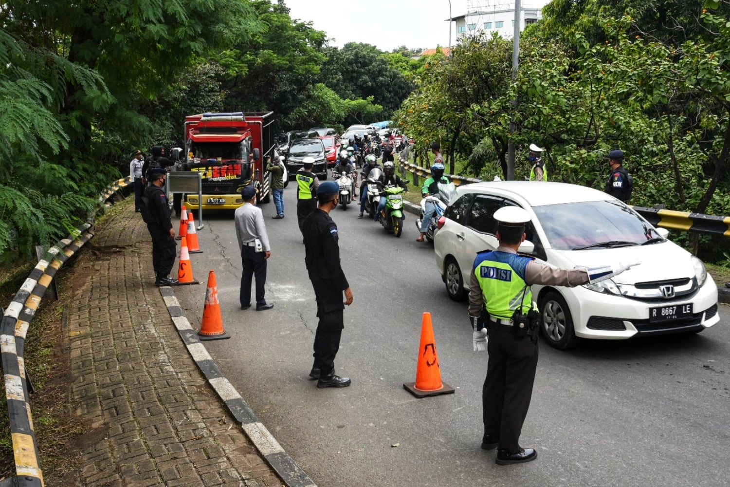 Suasana di kawasan Simpang UI saat PSBB