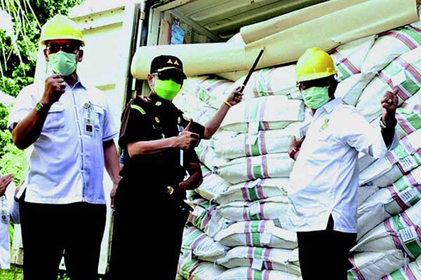 Menteri Pertanian Syahrul Yasin Limpo (kanan) bersiap melepas ekspor sebanyak 12.192 ton hasil bumi ke 11 negara di Manado, kemarin.