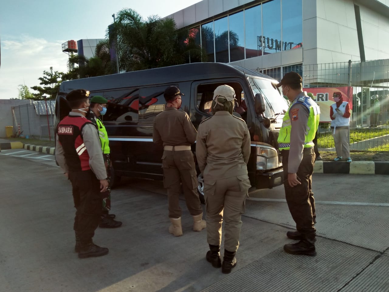 Petugas di Brebes, Jawa Tengah, memeriksa surat-surat kendaraan di Pos Terpadu Pemantauan Pemudik di exit Tol Brebes Timur/Brexit.