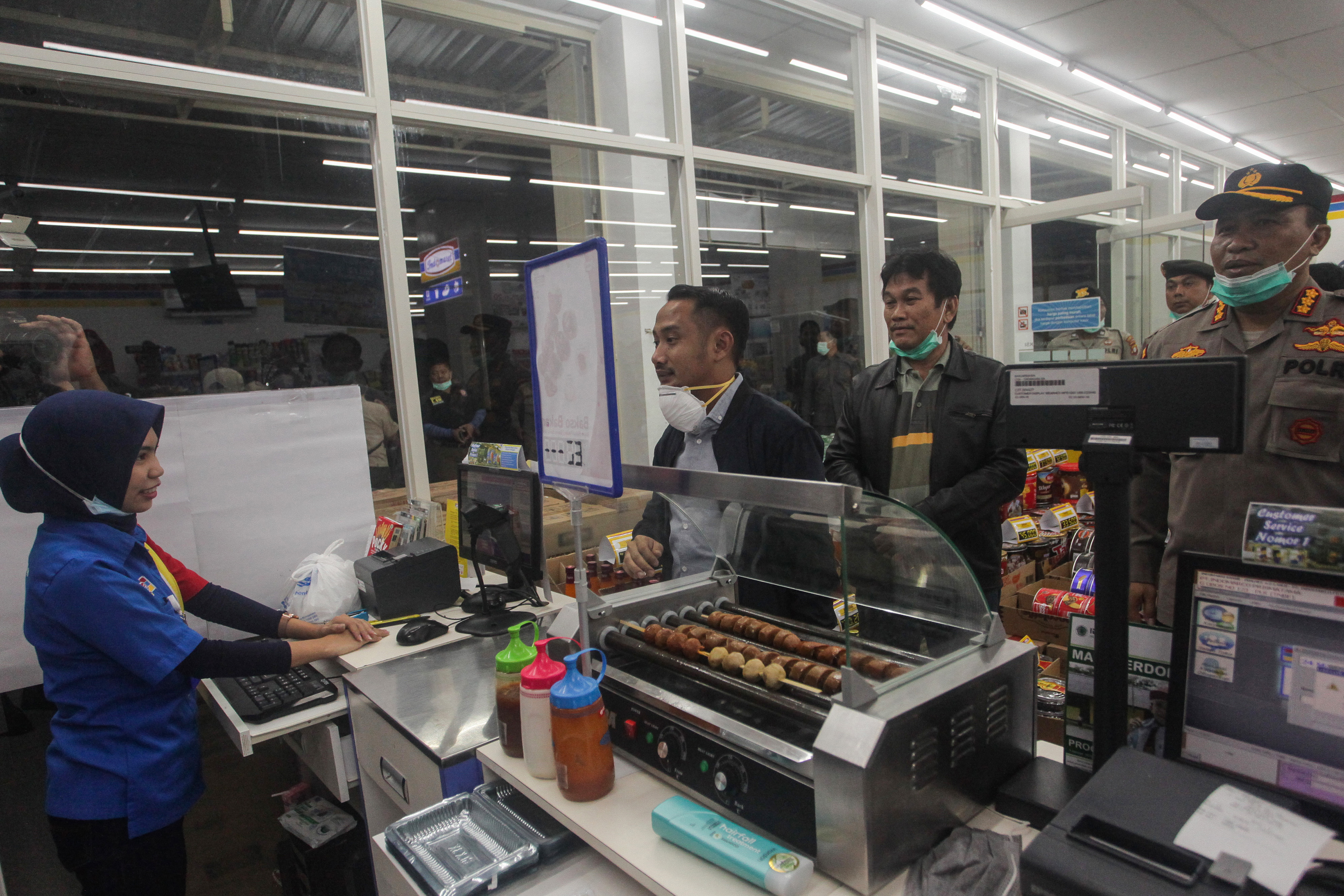 Wali Kota Palangka Raya,  Fairid Naparin lakukan razia di minimarket di kawasan kota Palangkaraya, Kalimantan Tengah