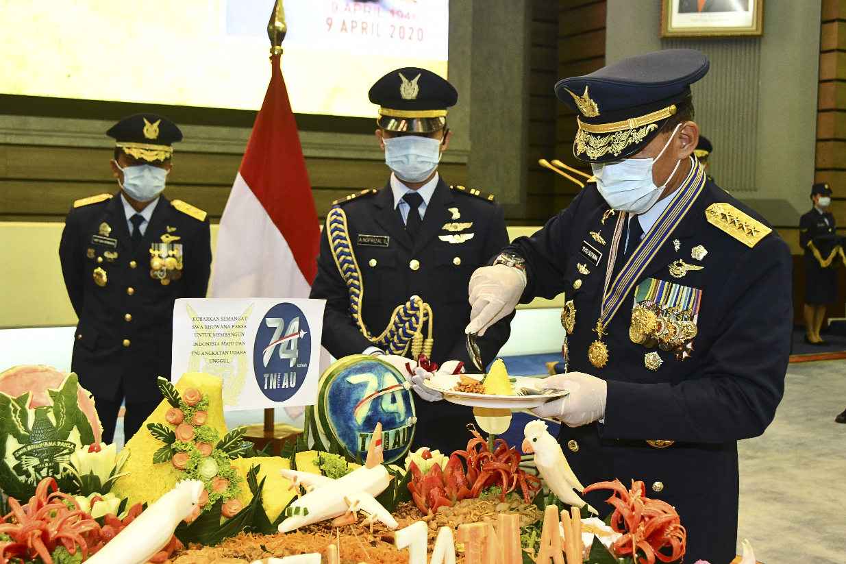  Kasau Marsekal TNI Yuyu Sutisna (kanan) memotong tumpeng usai memimpin upacara HUT ke-74 TNI AU 