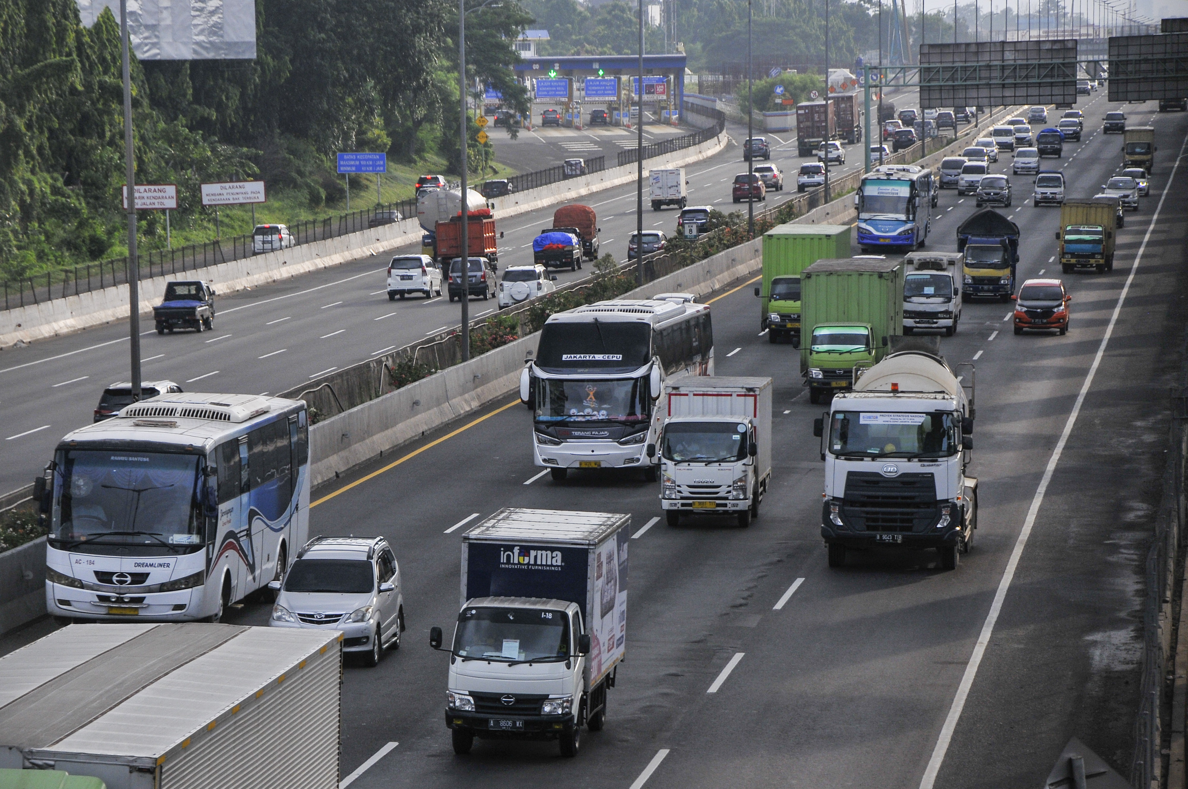 Sejumlah kendaraan melintasi tol JORR (Jakarta Outer Ring Road) menuju tol Jakarta-Cikampek di Bekasi , Jawa Barat, Kamis (23/4). 
