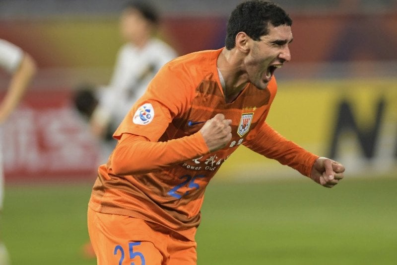 Pemain Shandong Luneng Marouane Fellaini. 