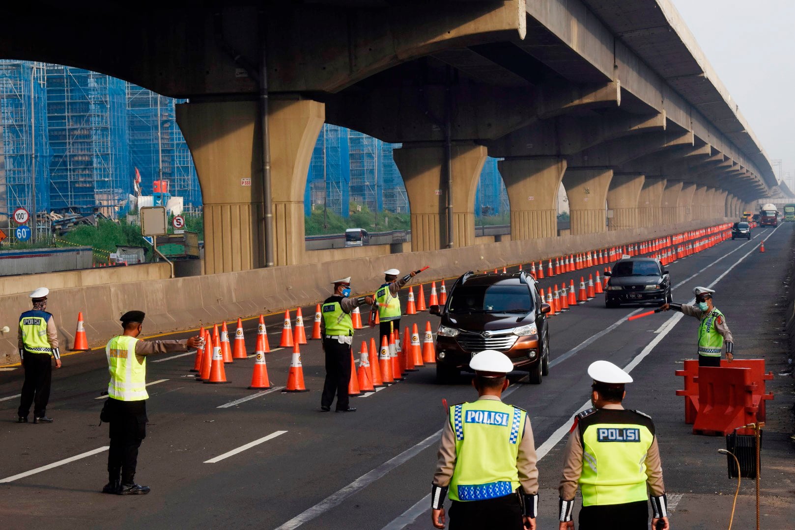 Polisi melakukan penyekatan terhadap pemudik di Tol Jakarta-Cikampek