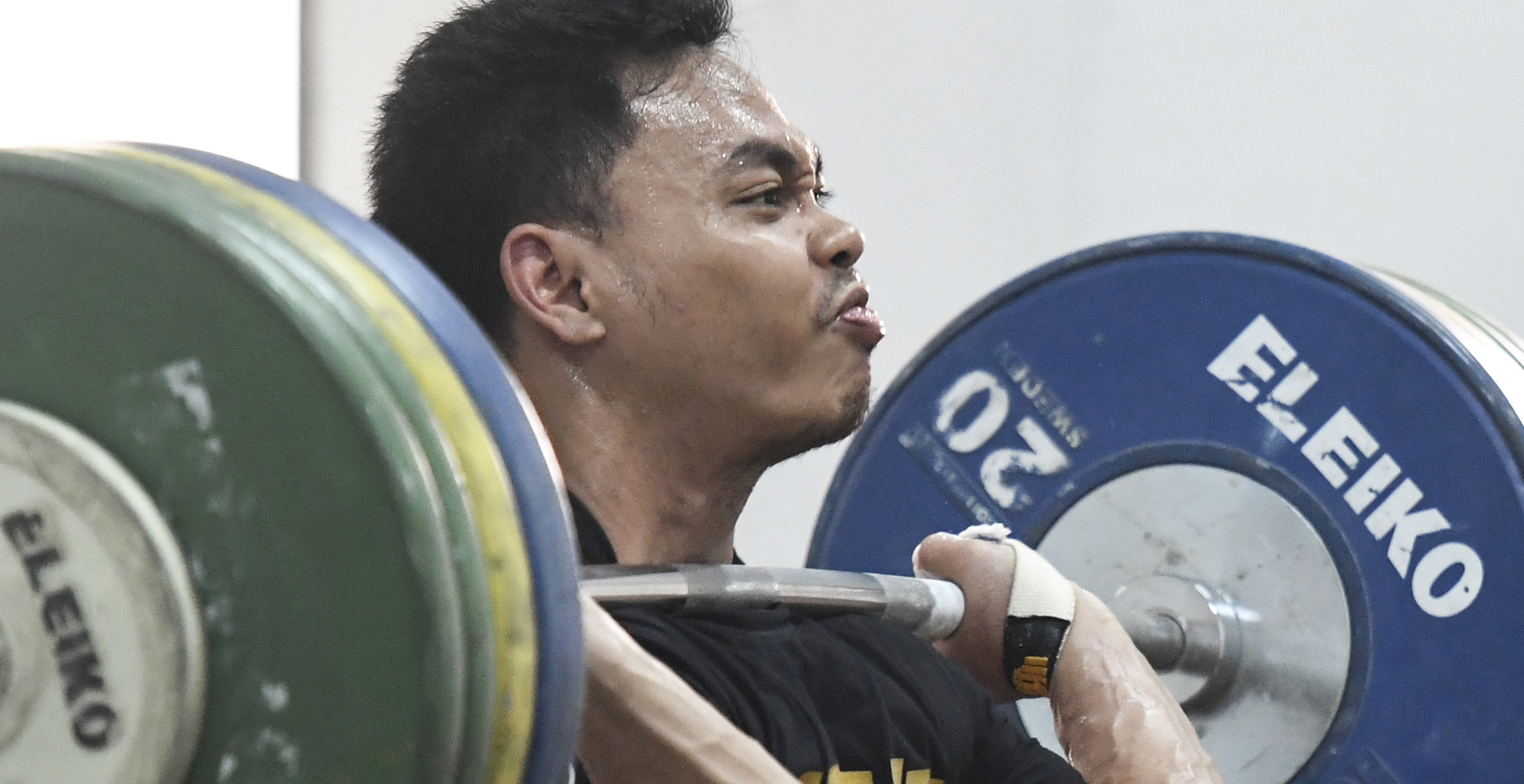 Lifter eko Yuli Irawan berlatih angkat besi