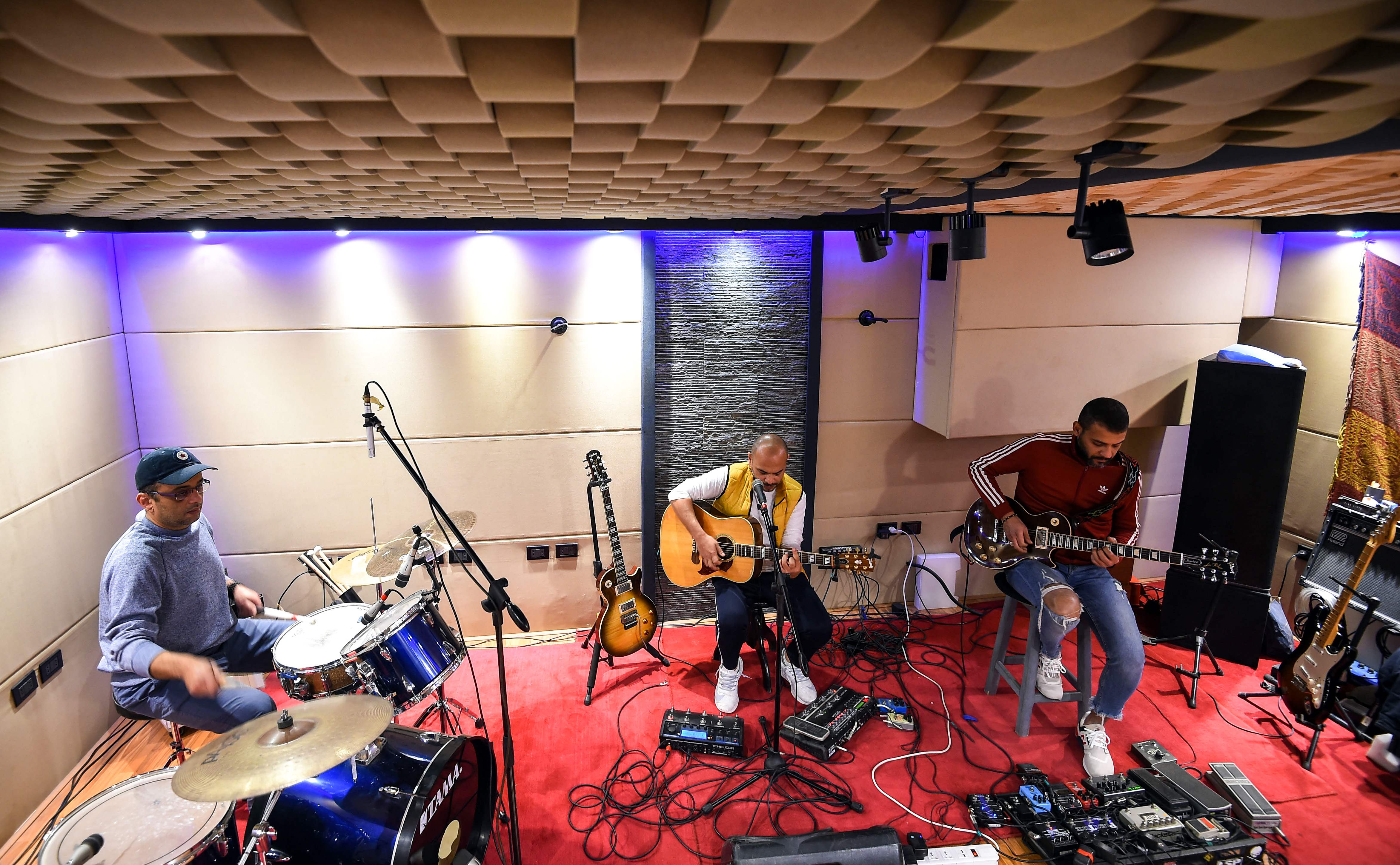  Massar Egbari, bank beraliran rock sedang latihan di studio rekaman di Kairo