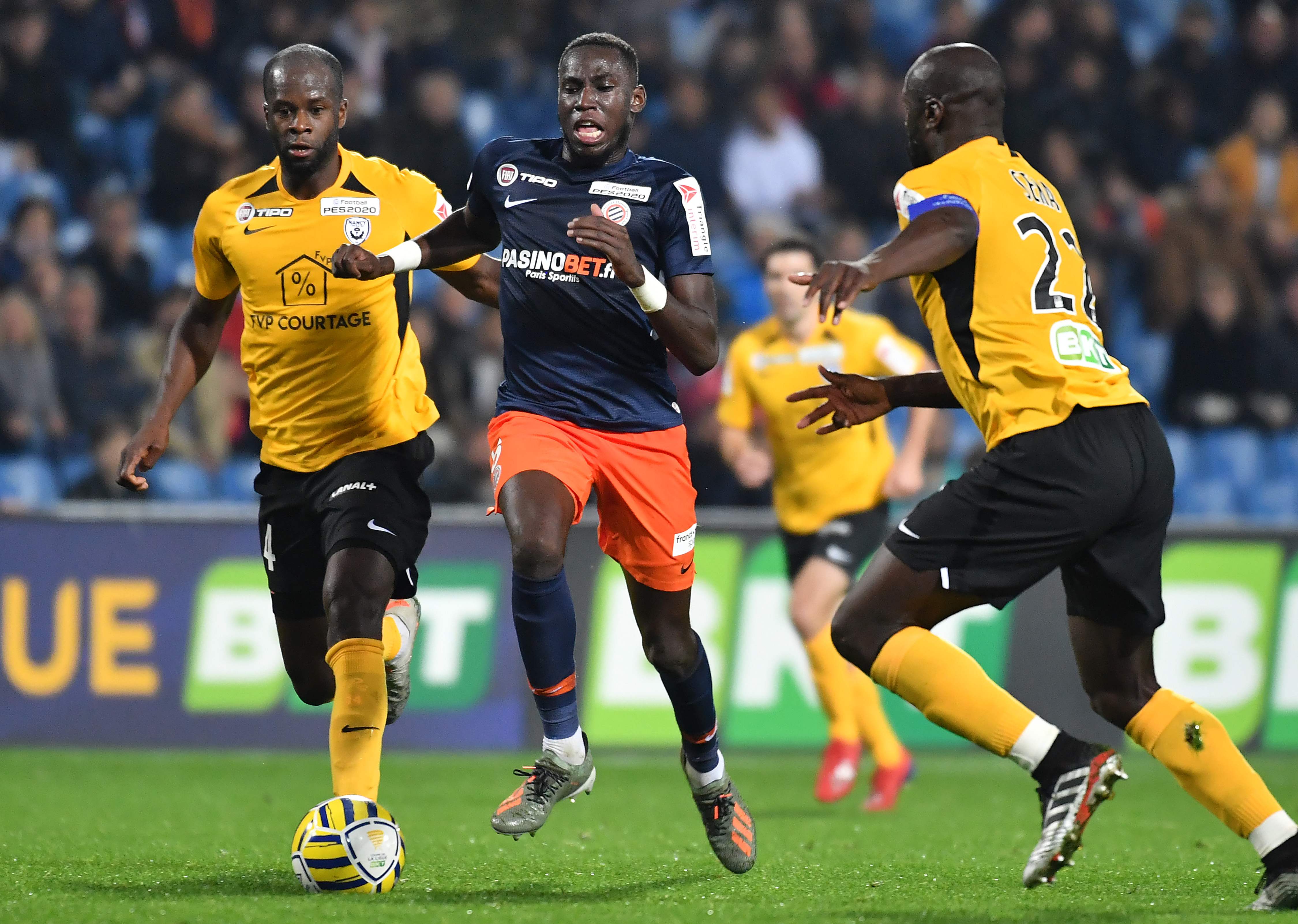 Junior Sambia (tengah)