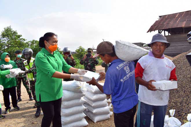 Nasi kotak dibagikan kepada para buruh bongkar muat di Pelabuhan Pasir, Kasang, Kecamatan Jambi Timur, Kota Jambi, kemarin.