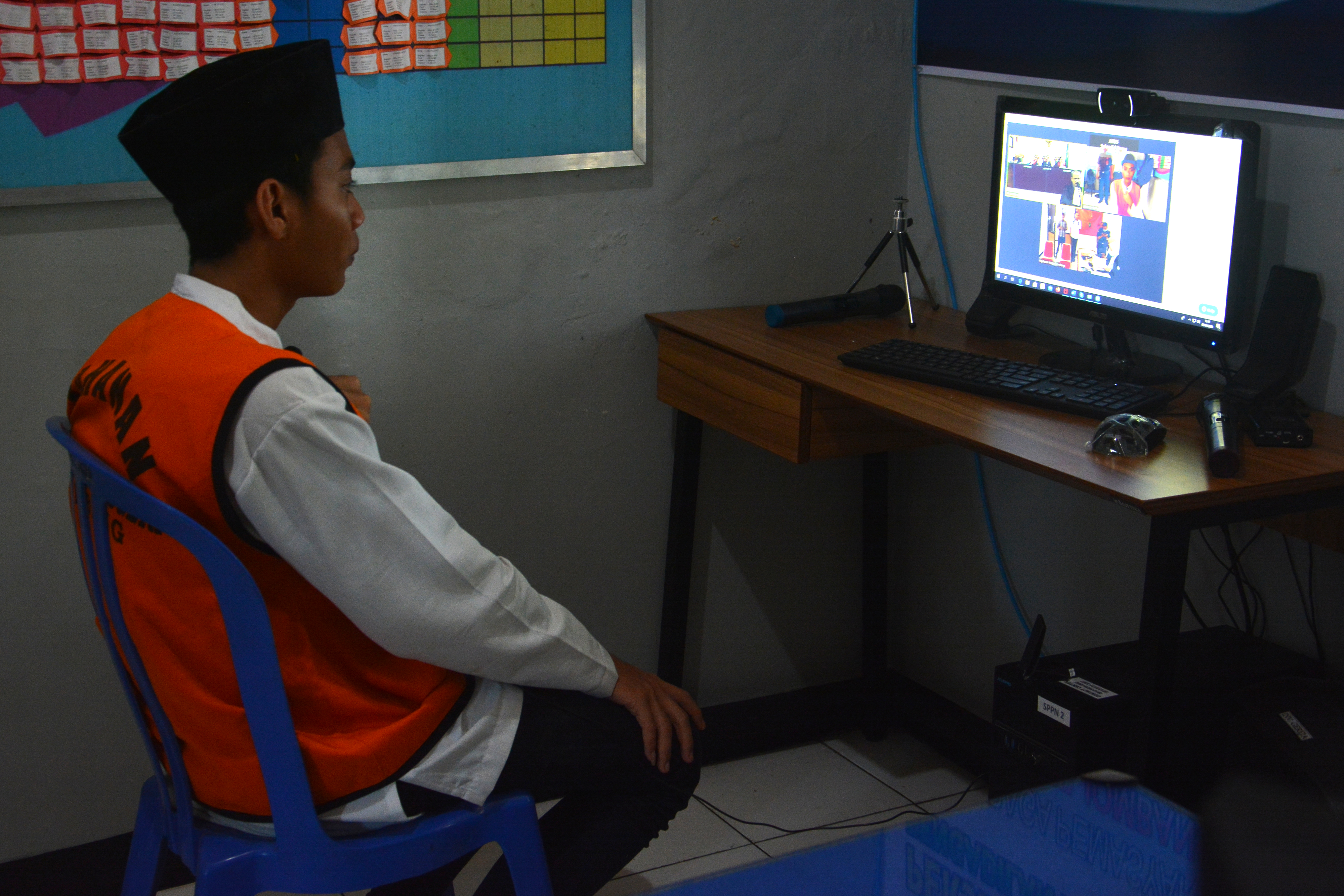 Terdakwa mengikuti sidang secara daring (online) di Lapas Klas IIB Kabupaten Jombang, Jawa Timur, Kamis (2/4).