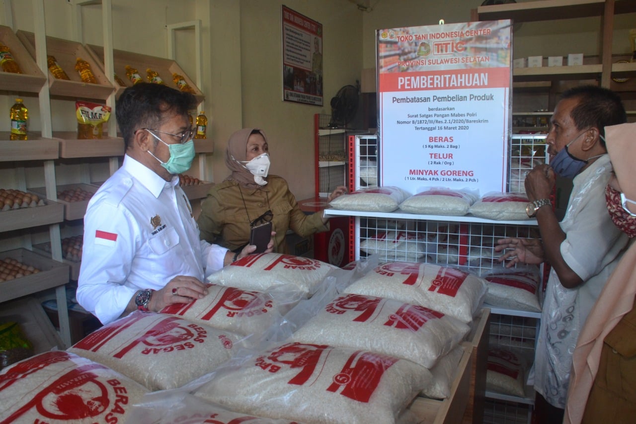 Mentan Syahrul Yasin Limpo mengunjungi Toko Tani Indonesia Center (TTC) di Kantor Dinas Ketahanan Pangan Sulawesi Selatan.