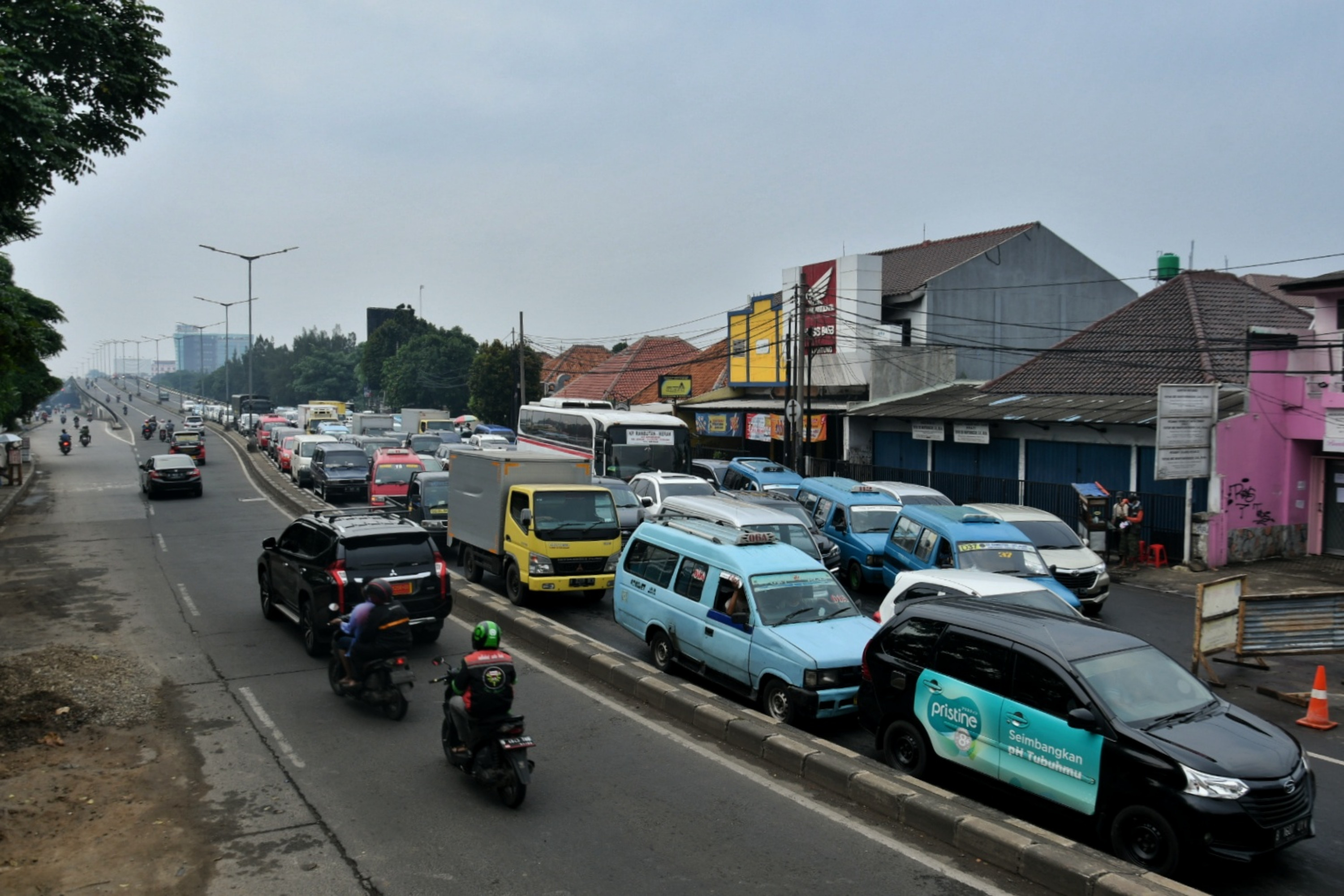 Kendaraan terjebak kemcaetan pada hari ke-3 diterapkannya PSBB di kawasan Pasar Rebo, Jakarta Timur, Minggu (12/4). 