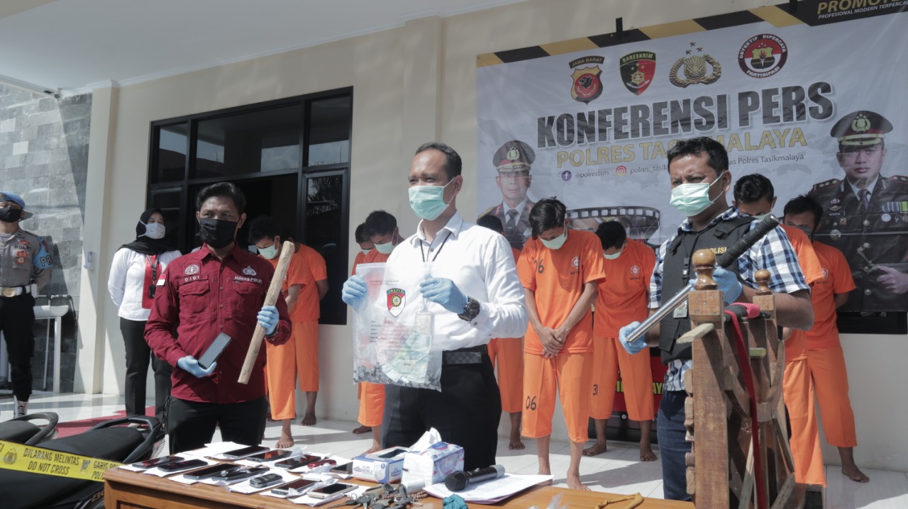 Polres Tasikmalaya berhasil mengamankan 10 orang dan ditetapkan sebagai tersangka kasus judi adu kemiri, Senin (20/4/2020)