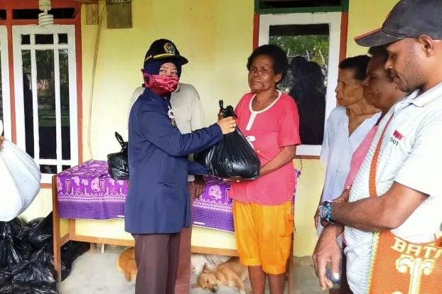 Anggota DPRD Partai NasDem Ismawati (kiri) menyerahkan bantuan sembako di Kabupaten Sorong.