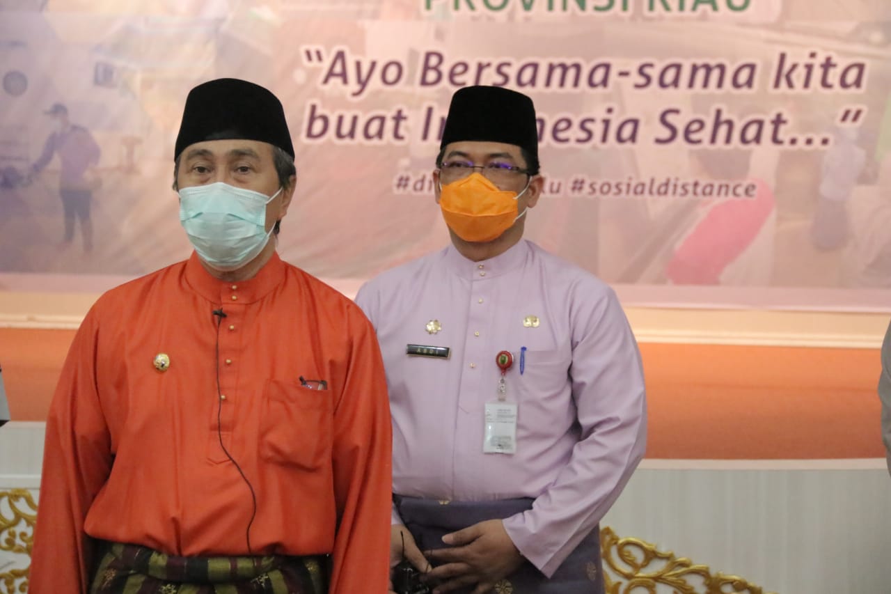 Gubernur Riau Syamsuar (berbaju oranye) mengatakan pelaksanaan PSBB terkendala kepulangan TKI dari Malaysia.