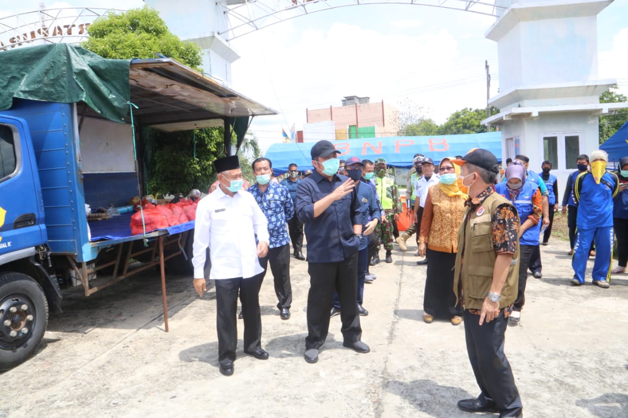Gubernur Sumsel Herman Deru saat meninjau langsung Posko Terpadu Pemantauan dan Pengendalian Covid-19 di Kabupaten OKU Timur, Jumat (24/4).