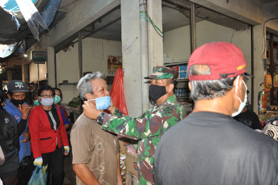 Jajaran Gugus Tugas Penanggulangan Covid-19 Kabupaten Tabanan, Bali membagikan masker di sejumlah titik di 6 wilayah kecamatan, Senin (13/4)