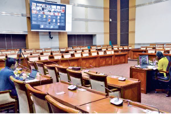 Ketua Komisi I DPR RI Meutya Hafi d (kanan) memimpin jalannya rapat kerja (raker) dengan Panglima TNI Hadi Tjahjanto secara virtual 