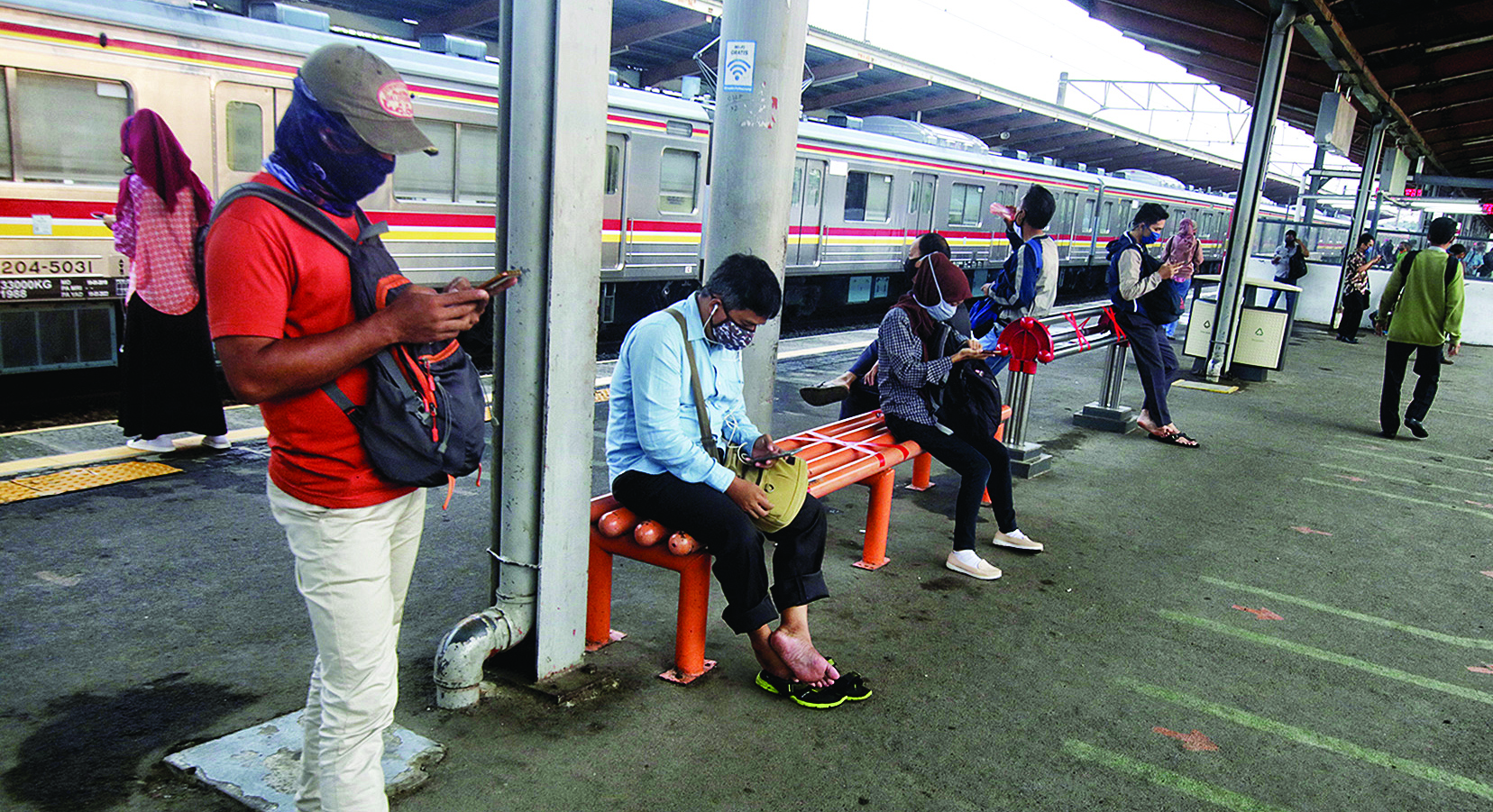 Penumpang menunggu keberangkatan jadwal KRL di Stasiun Depok Lama, Depok, Jawa Barat, Rabu (15/4/2020). 