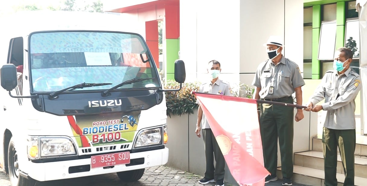 Kepala Badan Ketahanan Pangan Agung Hendriadi, saat meluncurkan operasi pasar di Pasar Mitra Tani Pasar Minggu, Jakarta, Senin (20/4).