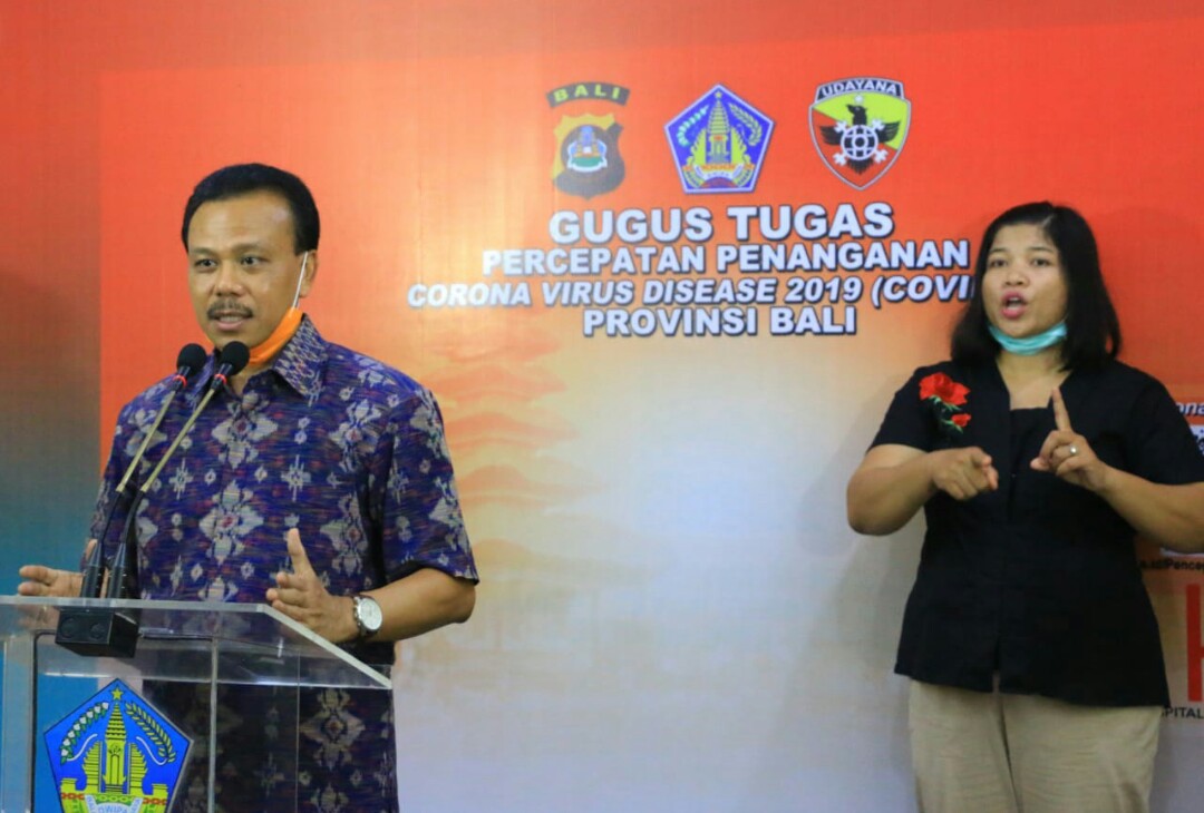  Juru bicara Gugus Tugas Covid-19 Kota Denpasar, Dewa Gede Rai (kiri).