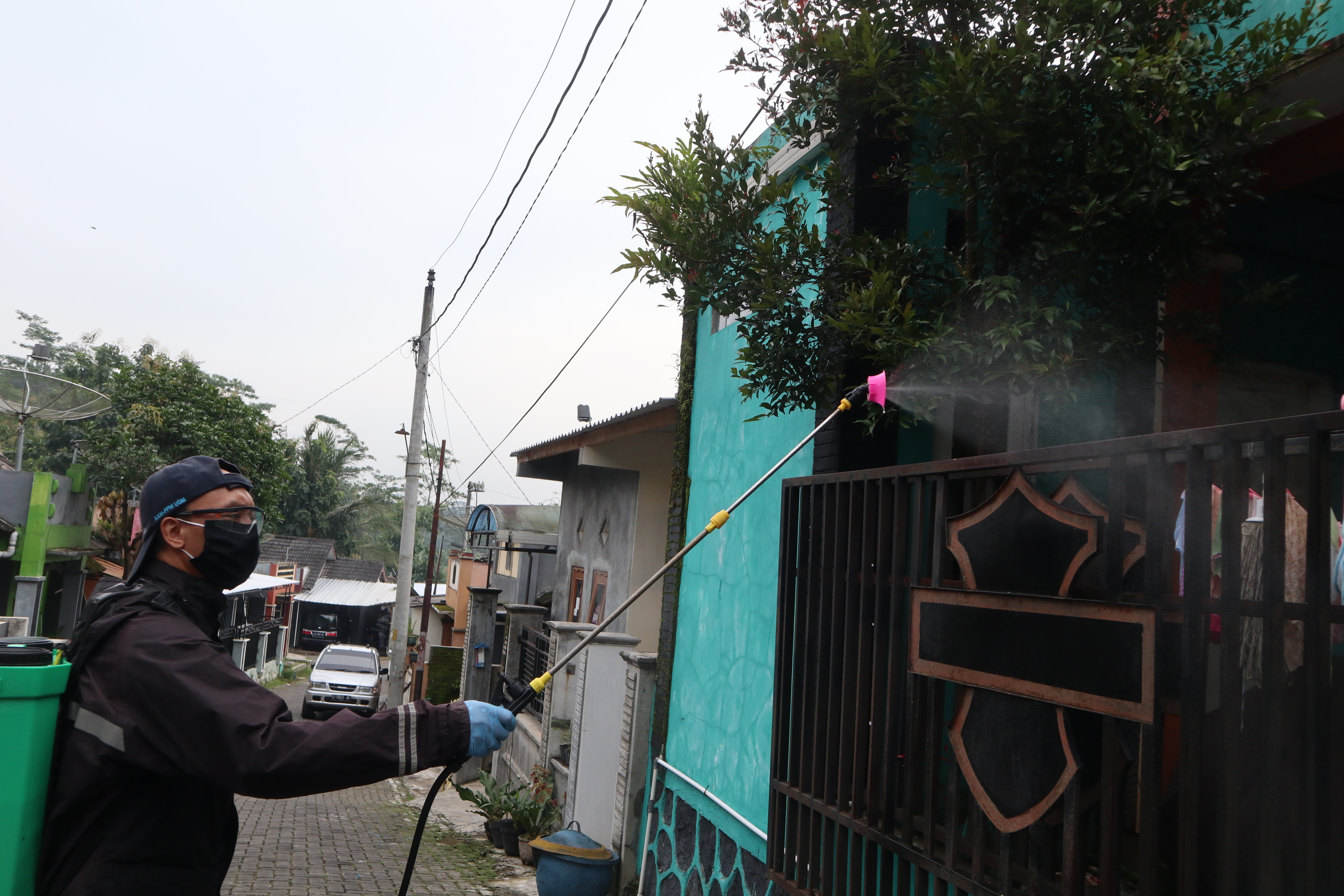 Petugas menyemprotkan cairan disinfektan di rumah warga untuk mencegah penyebaran covid-19.