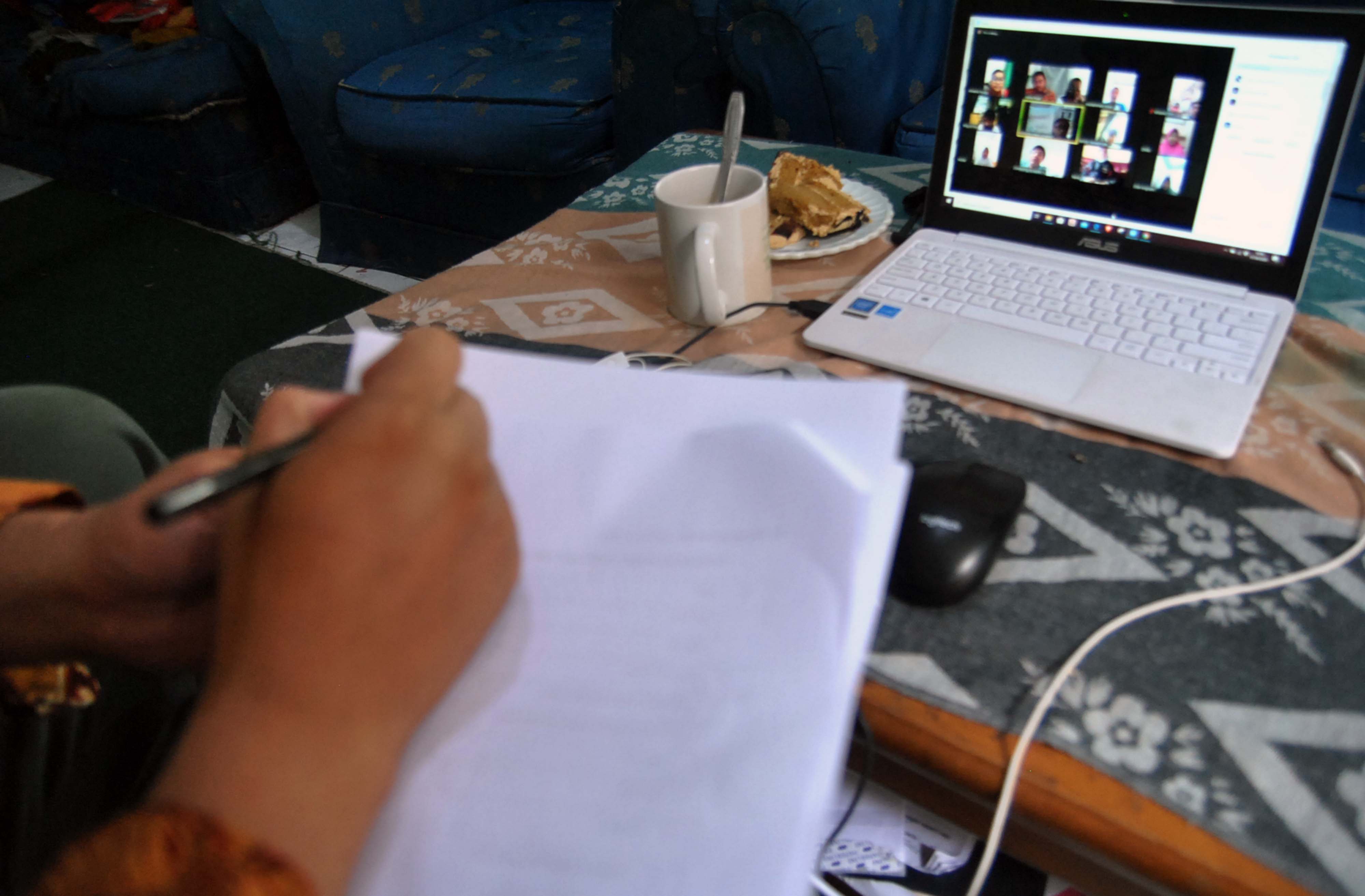 Guru SD melakukan proses belajar mengajar (PBM) dengan siswa melalui aplikasi media daring di rumahnya di Kelurahan Bubulak, Bogor, Jabar.