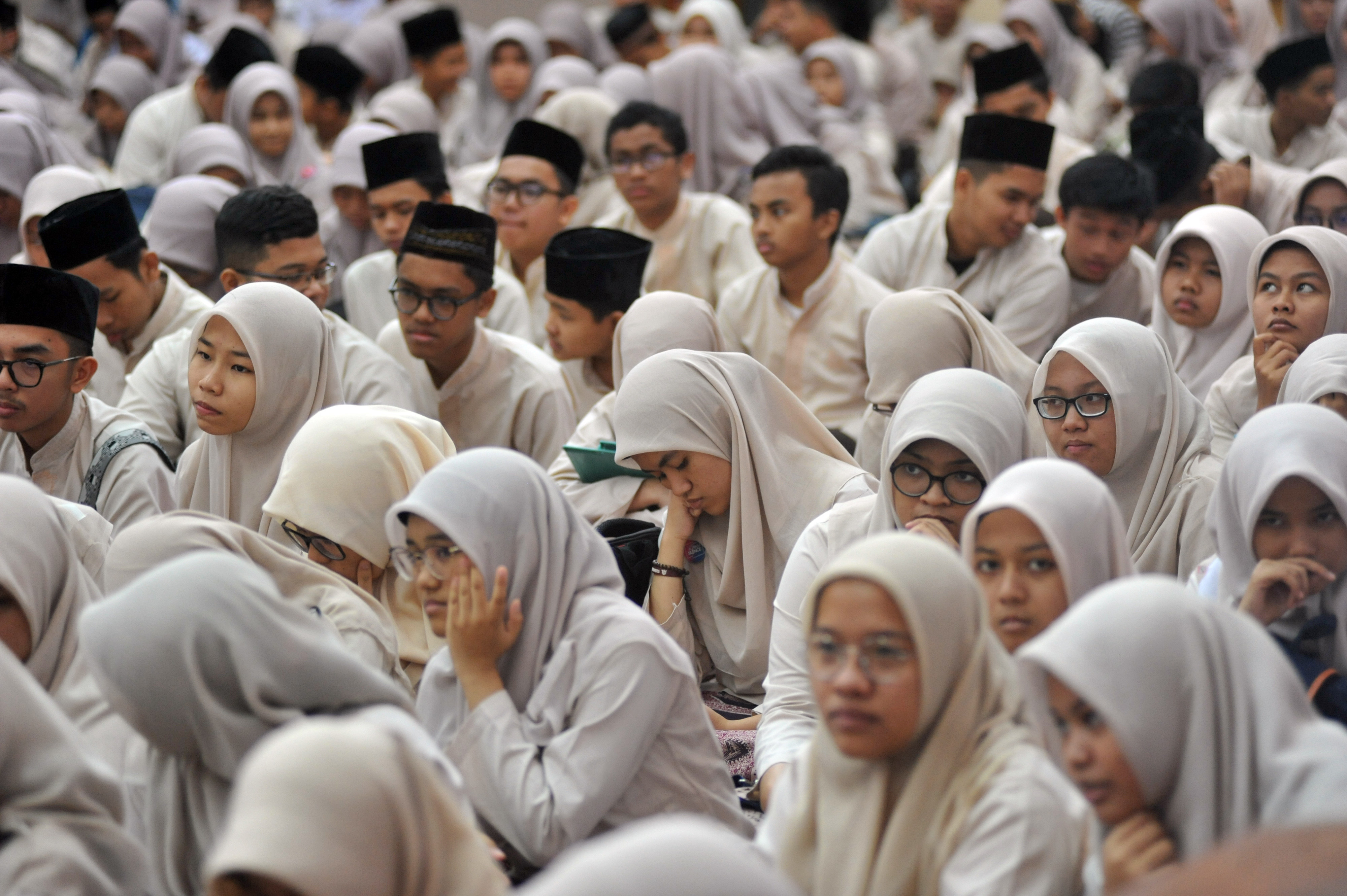 Sejumlah siswa SMA 10 mengikuti pembukaan Pesantren Ramadan tingkat SLTA/SMK, di Padang, Sumatra Barat, Senin (28/5/2018) lalu.