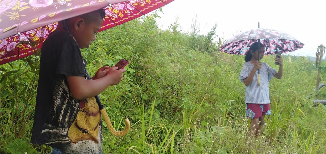 Siswa di Flores Timur berjalan satu jam dari desanya untuk mencari signal internet agar bisa belajar daring selama wabah Covid-19.