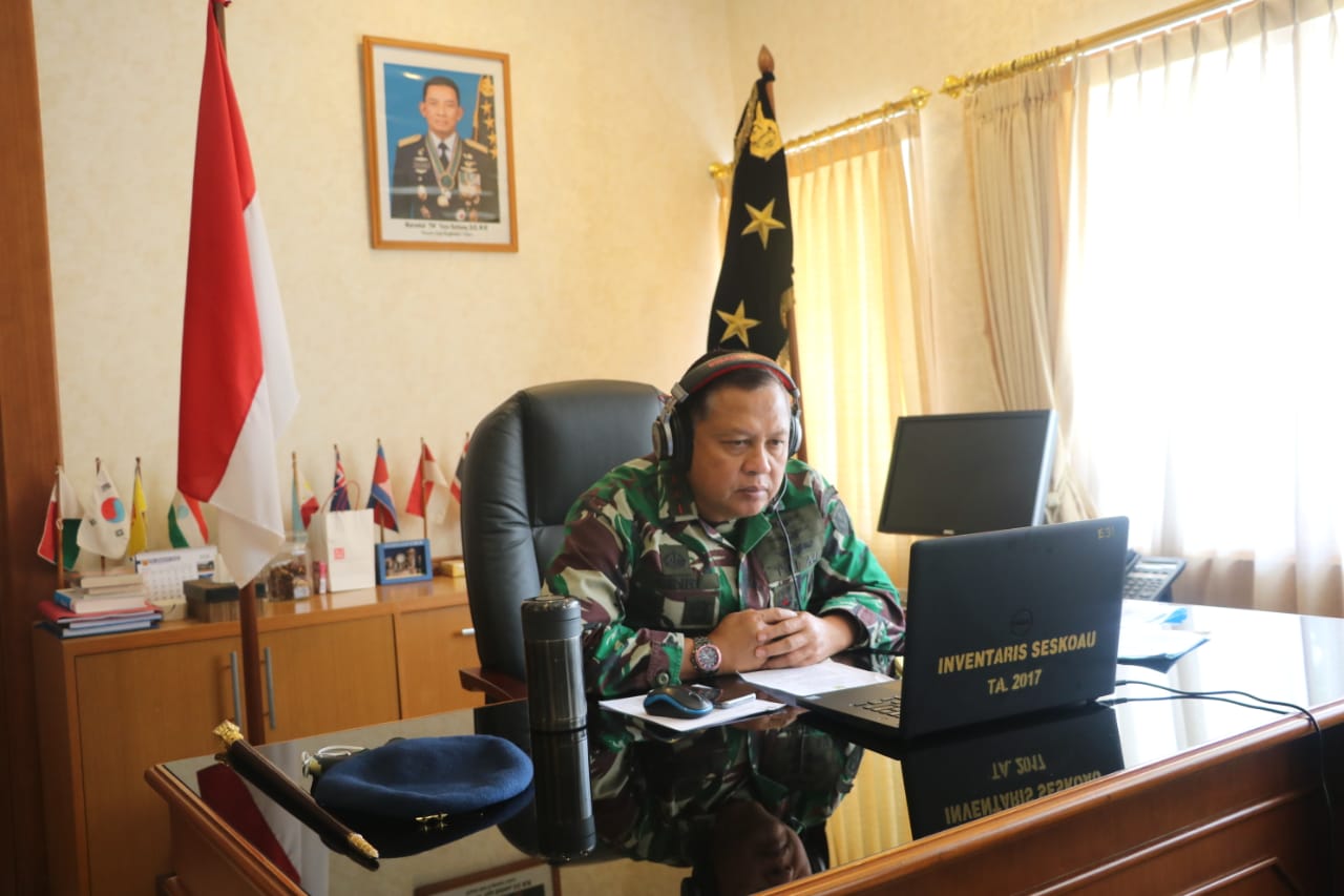 Danseskoau Marsda Henri Alfiandi menyaksikan webinar soal perbatasan negara