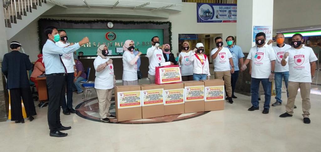 Penyerahan bantuan dari Satgas Lawan Covid-19 DPR kepada rumah sakit di Tangsel.