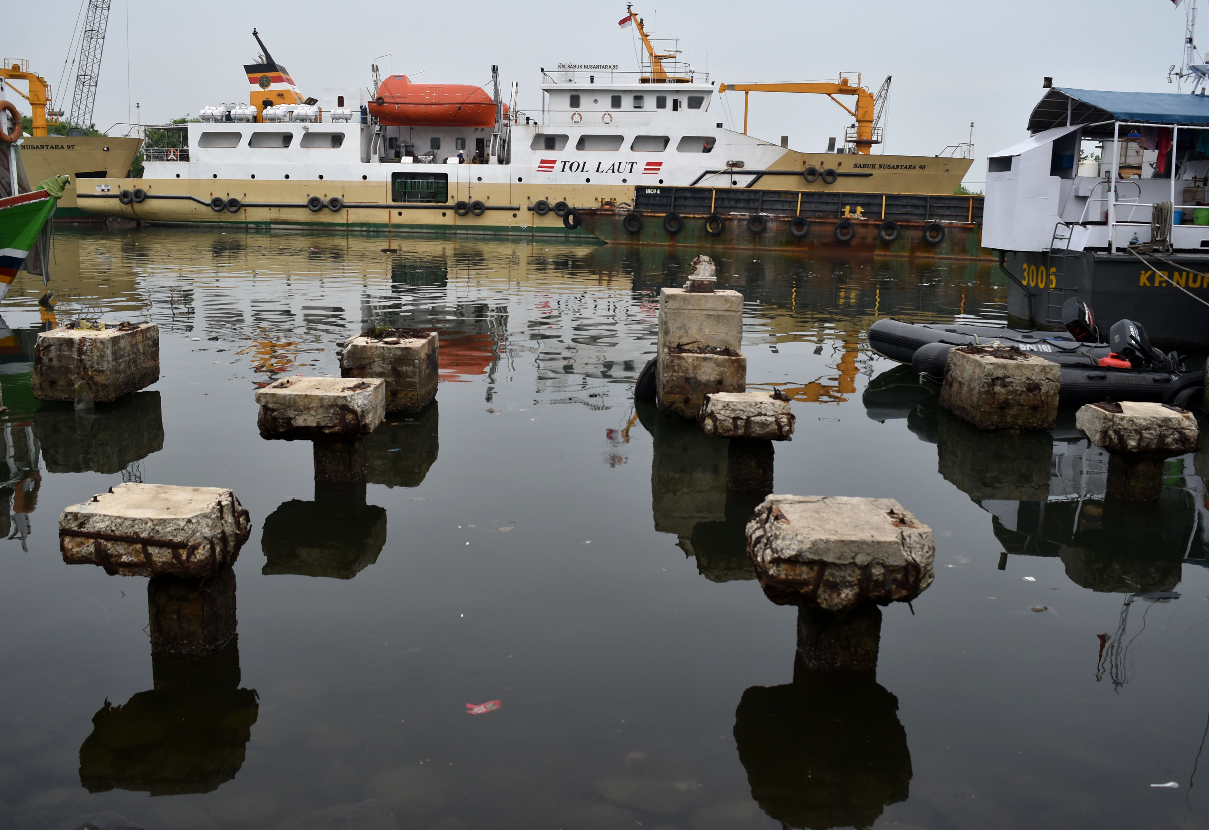Suasana Pelabuhan Cirebon, Kota Cirebon, Jawa Barat.