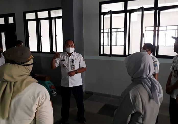 Wakil Wali Kota Jakarta Timur Uus Kuswanto melakukan peninjauan ke SMK Negeri 66 Jakarta, Kecamatan Cipayung, Jakarta Timur. 