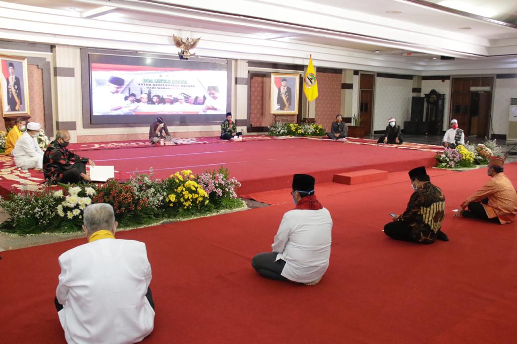 6 pemimpin umat memanjatkan doa agar bangsa ini dibebaskan dari covid-19 di Gedung Ghradika Bakti Utama Semarang, Kamis (23/4/2020).