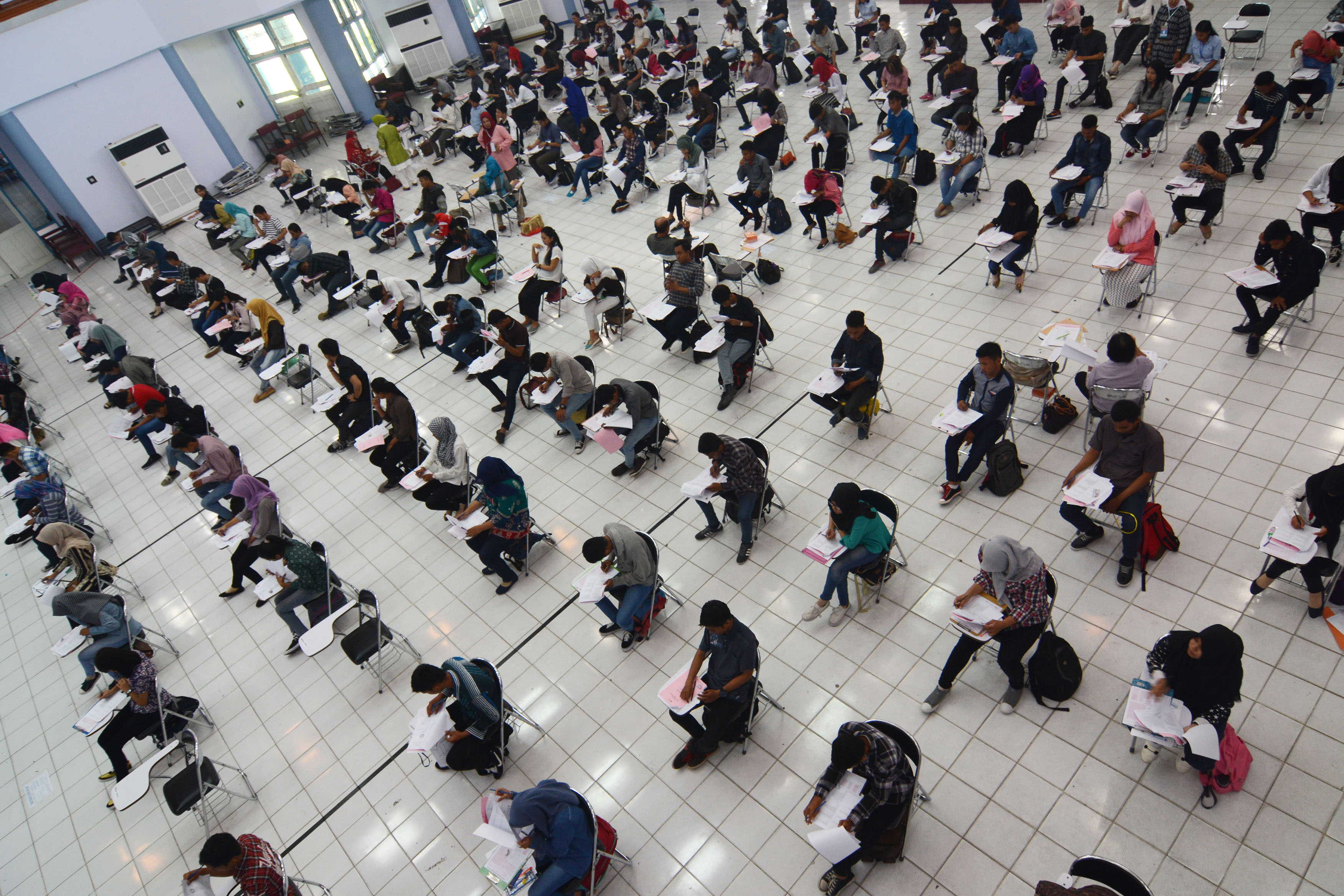 Sejumlah calon mahasiswa mengikuti tes tertulis pada Seleksi Masuk Bersama Perguruan Tinggi Negeri (SMBPTN) 