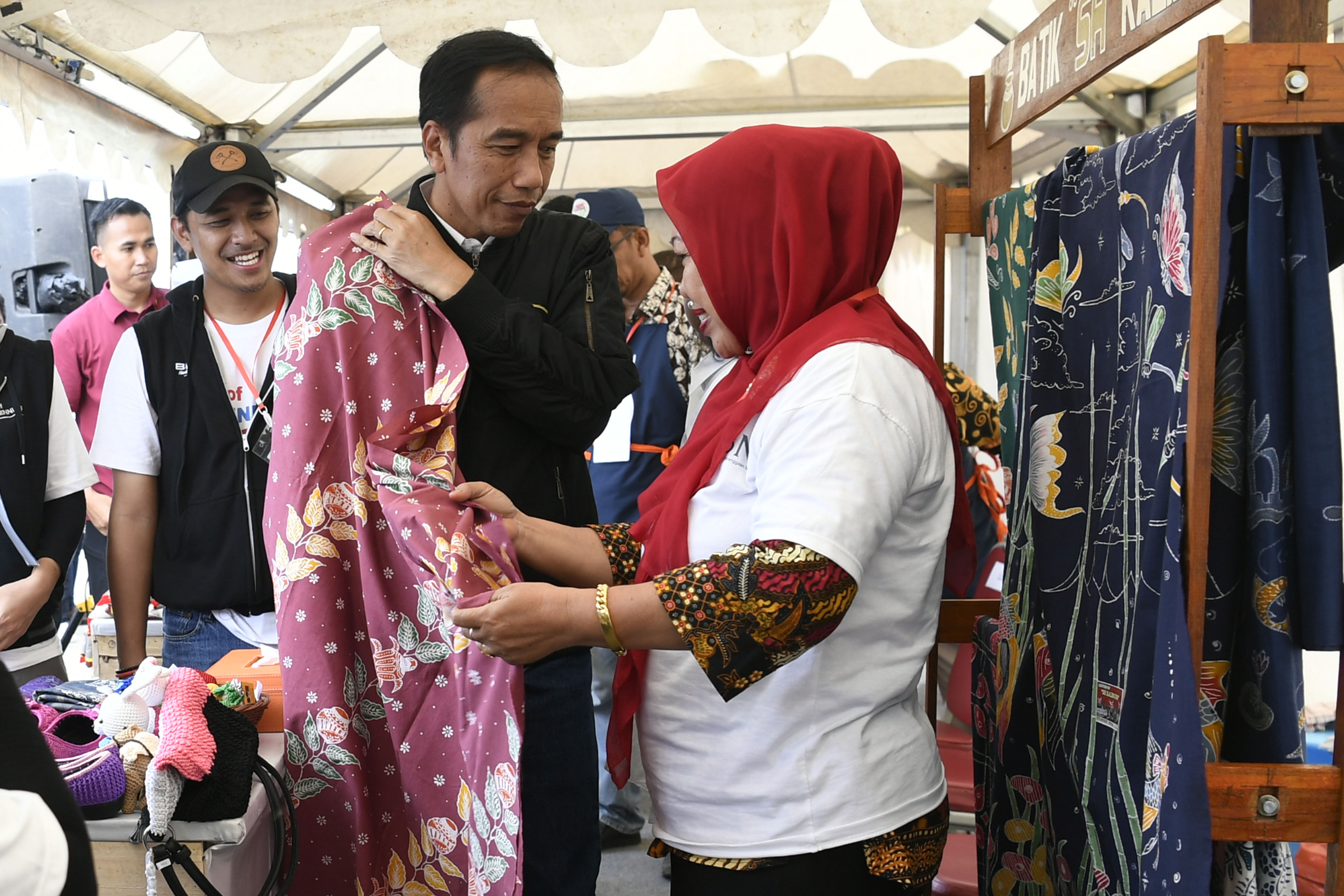 Presiden Joko Widodo (tengah) meninjau kios UMKM di rest area jalan tol Trans Jawa di kawasan Jembatan Kalikuto, Kendal, Jawa Tengah.