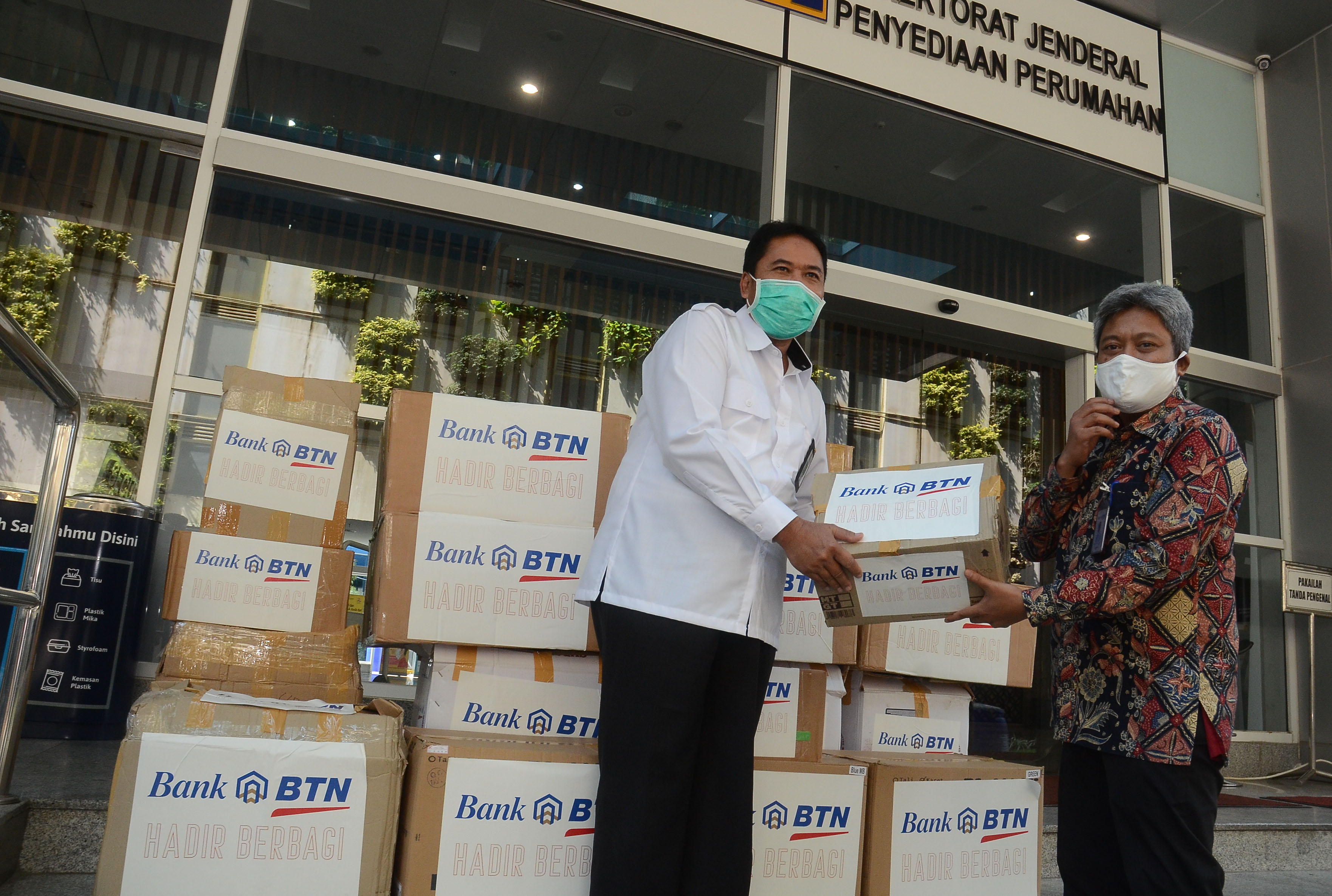 BTN BANTU MASKER DAN HAND SANITIZER