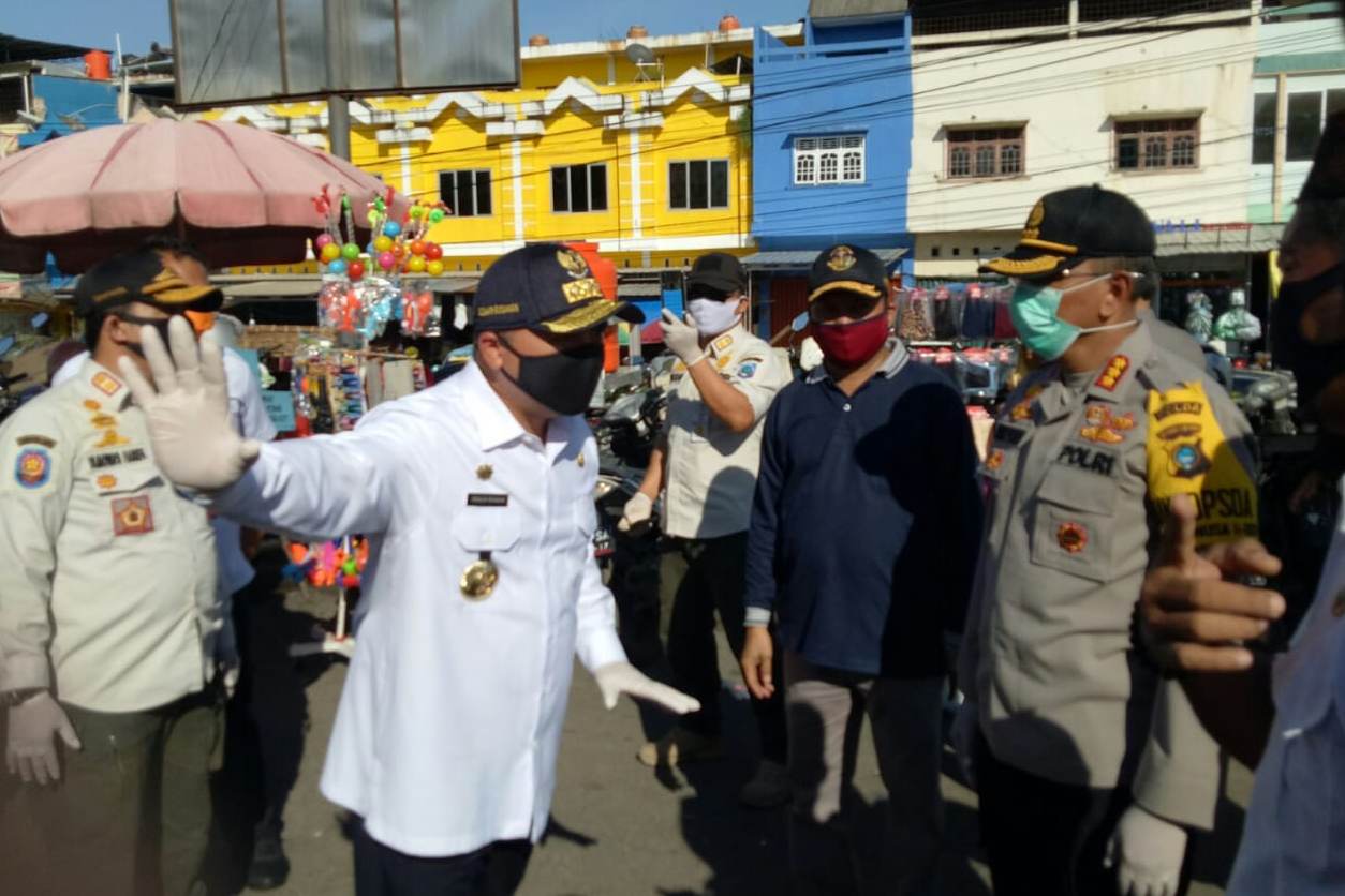 Gubernur Babel Erzaldi Rosman Djohan (baju putih)