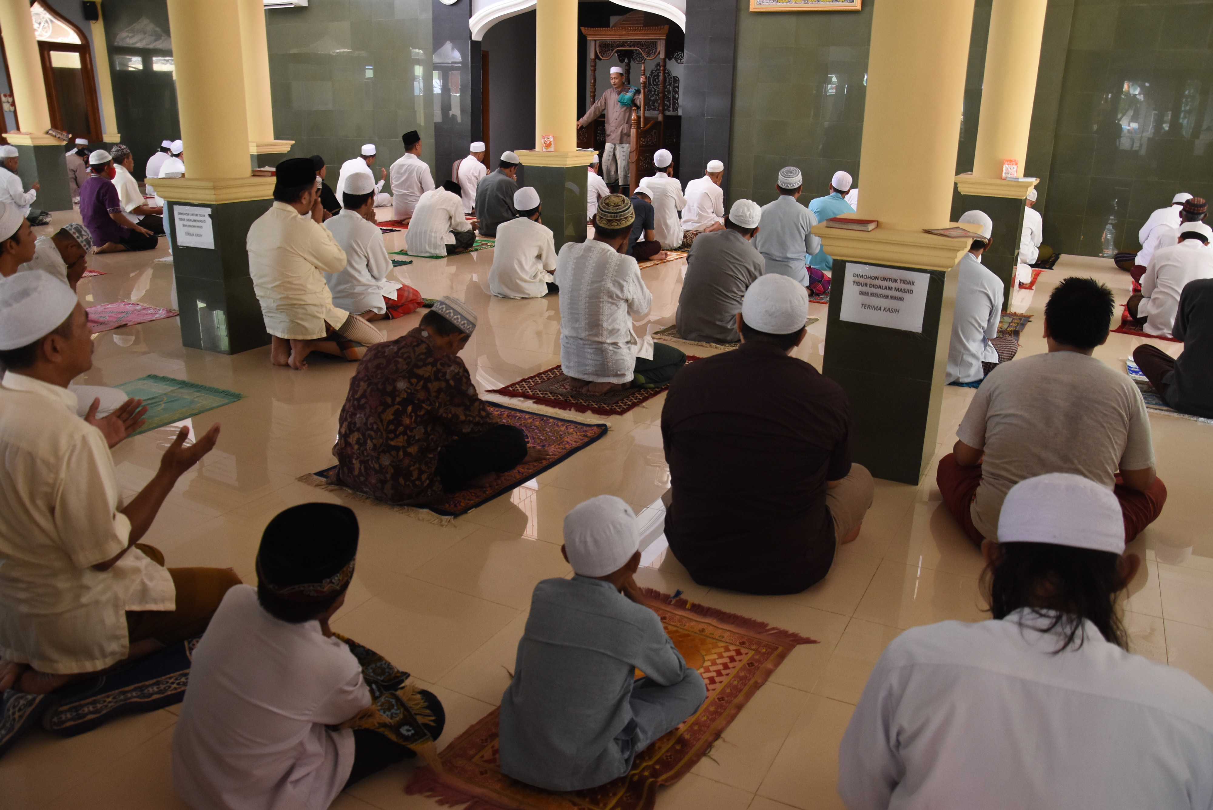 Sejumlah masjid di Jakarta masih menggelar Shalat Jumat di masa PSBB, kemarin.