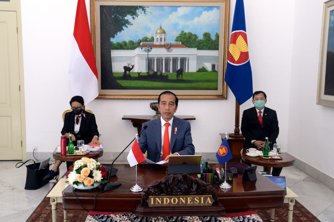 Presiden Joko Widodo mengikuti KTT ASEAN yang dilakukan secara teleconference.