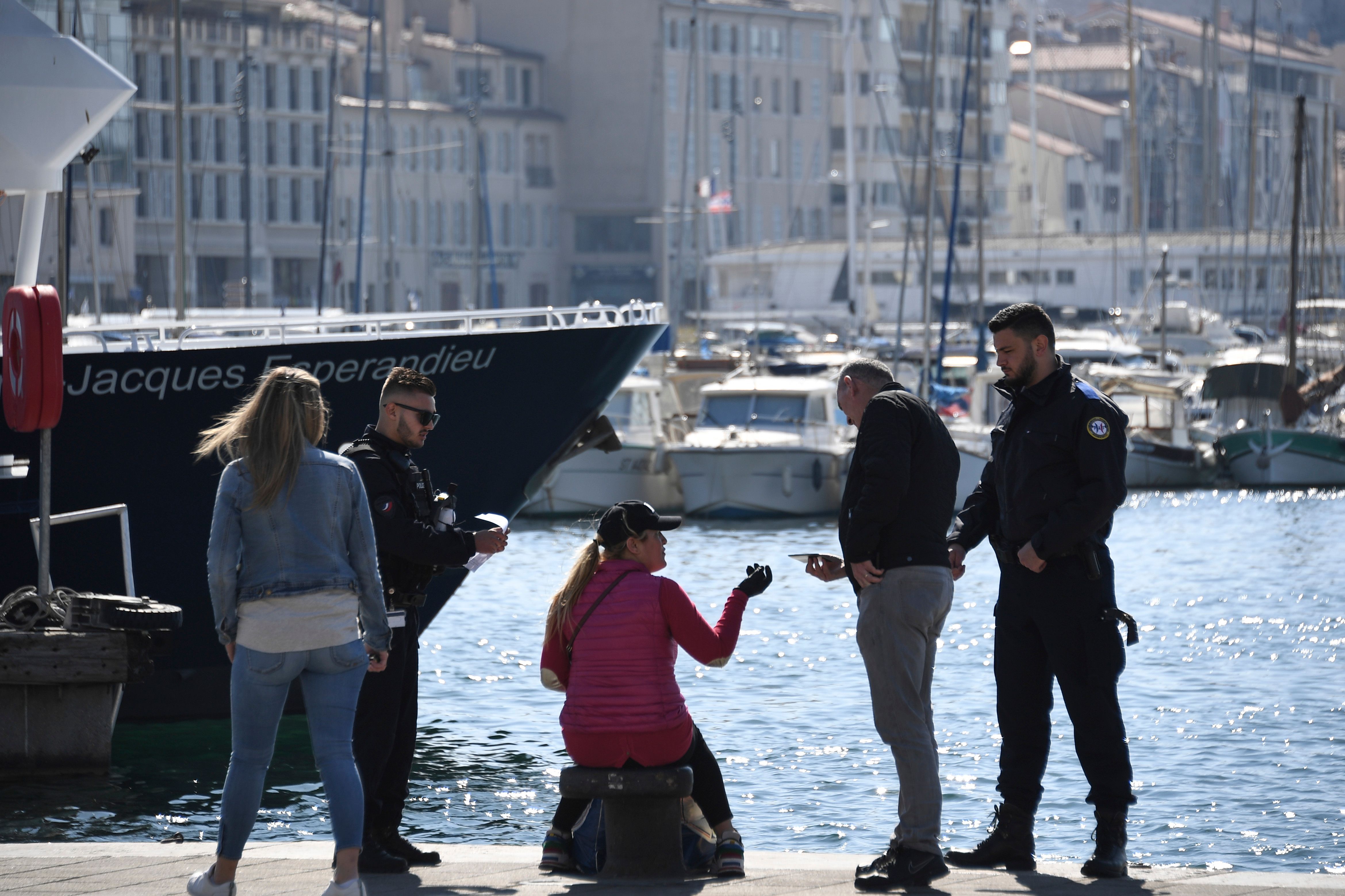 Polisi Nasional Prancis sedang menginterogasi seorang wanita di Vieux Port, Marseille pada Rabu (8/4) atau hari ke-23  lockdown