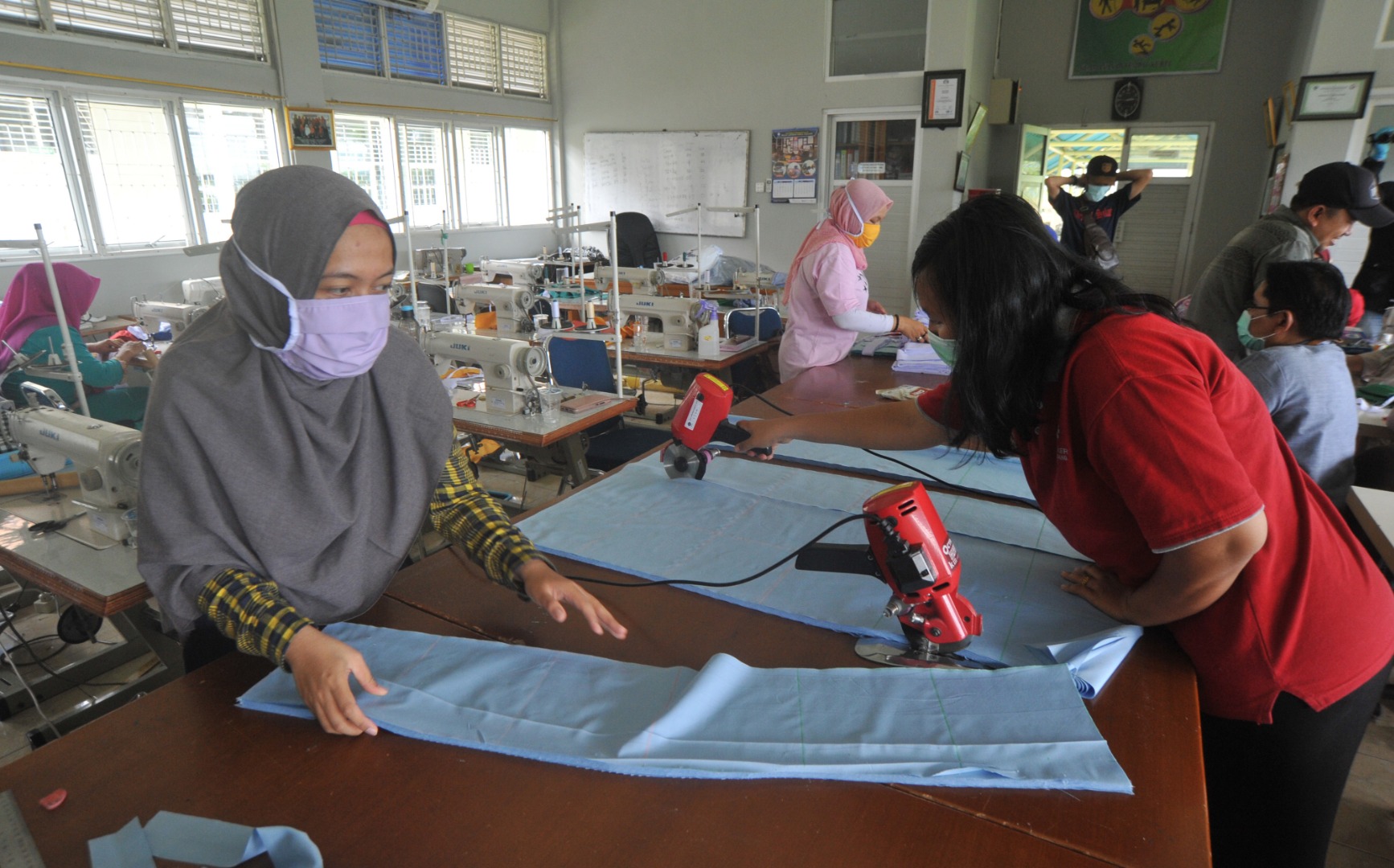  PRODUKSI MASKER DI PADANG: Sejumlah alumni mengerjakan pembuatan masker di Balai Latihan Kerja (BLK) Padang, Sumatera Barat, Jumat (27/2).